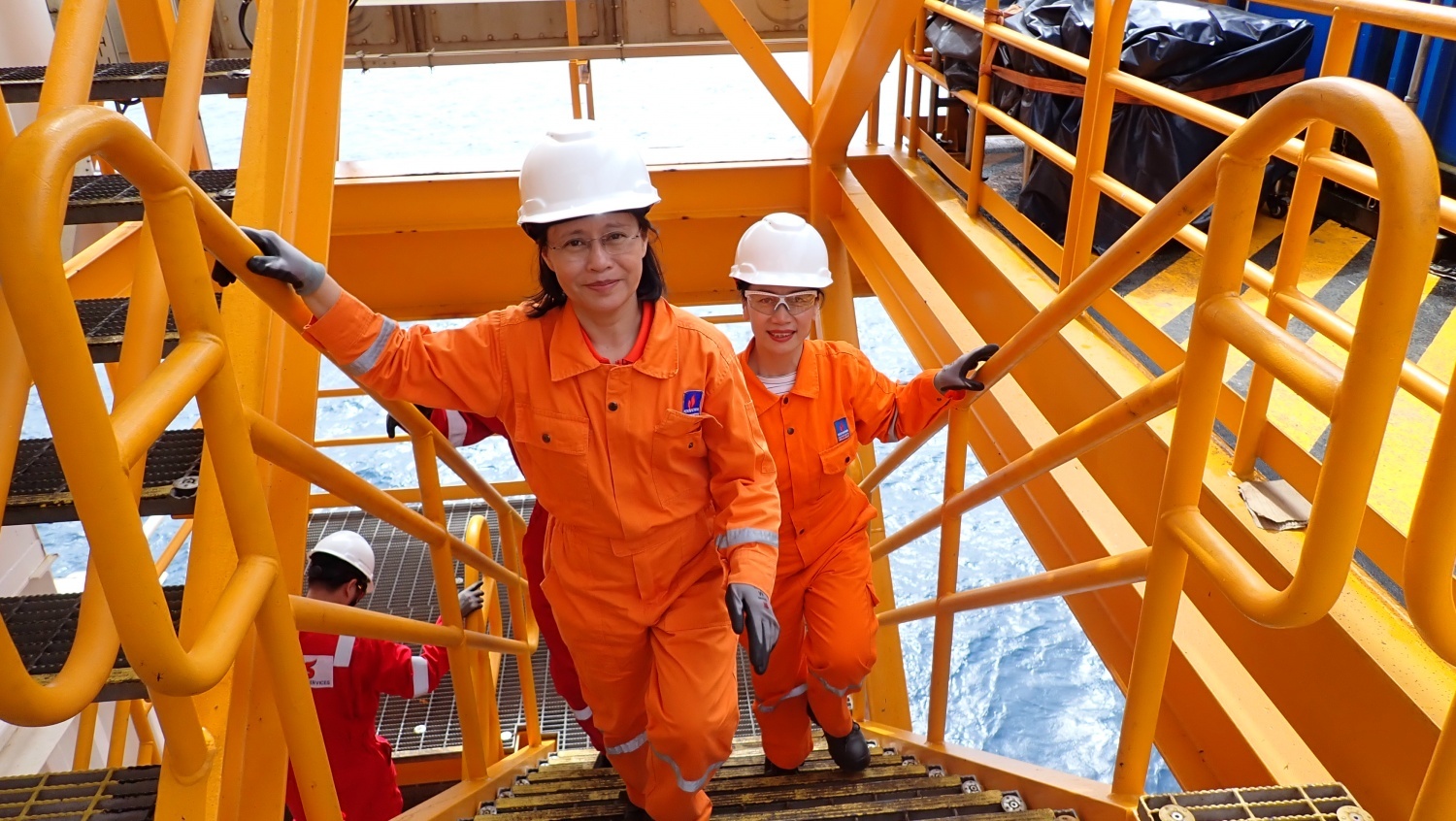 Chị Mai Thị Hoài Hương - Giám đốc PVTrans OFS trong một chuyến thăm giàn CPP Sao Vàng. Chị Mai Thị Hoài Hương - Giám đốc PVTrans OFS trong một chuyến thăm giàn CPP Sao Vàng.