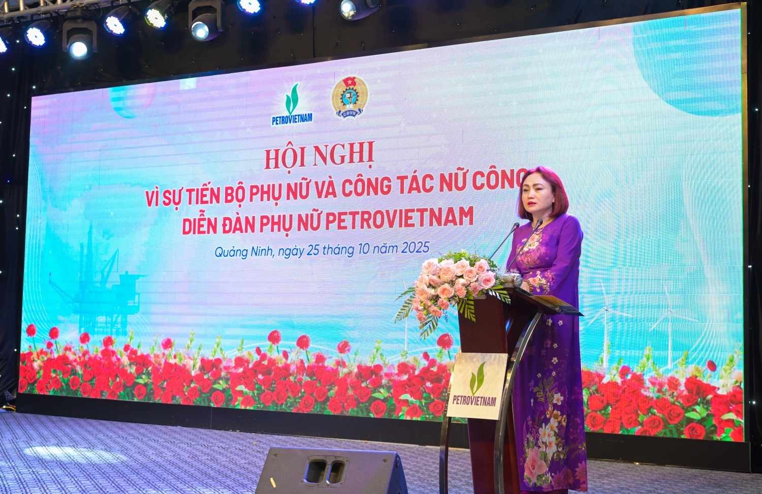 Đồng chí Nghiêm Thùy Lan, Chủ tịch Công đoàn Petrovietnam: Đây không chỉ là dịp tổng kết công tác vì sự tiến bộ của phụ nữ năm 2025, mà còn là diễn đàn ý nghĩa để chia sẻ, truyền cảm hứng, lan tỏa tinh thần thi đua “Giỏi việc nước, đảm việc nhà”, khẳng định vai trò, trí tuệ và bản lĩnh của phụ nữ Petrovietnam trong hành trình kiến tạo tương lai. Đồng chí Nghiêm Thùy Lan, Chủ tịch Công đoàn Petrovietnam: Đây không chỉ là dịp tổng kết công tác vì sự tiến bộ của phụ nữ năm 2025, mà còn là diễn đàn ý nghĩa để chia sẻ, truyền cảm hứng, lan tỏa tinh thần thi đua “Giỏi việc nước, đảm việc nhà”, khẳng đị