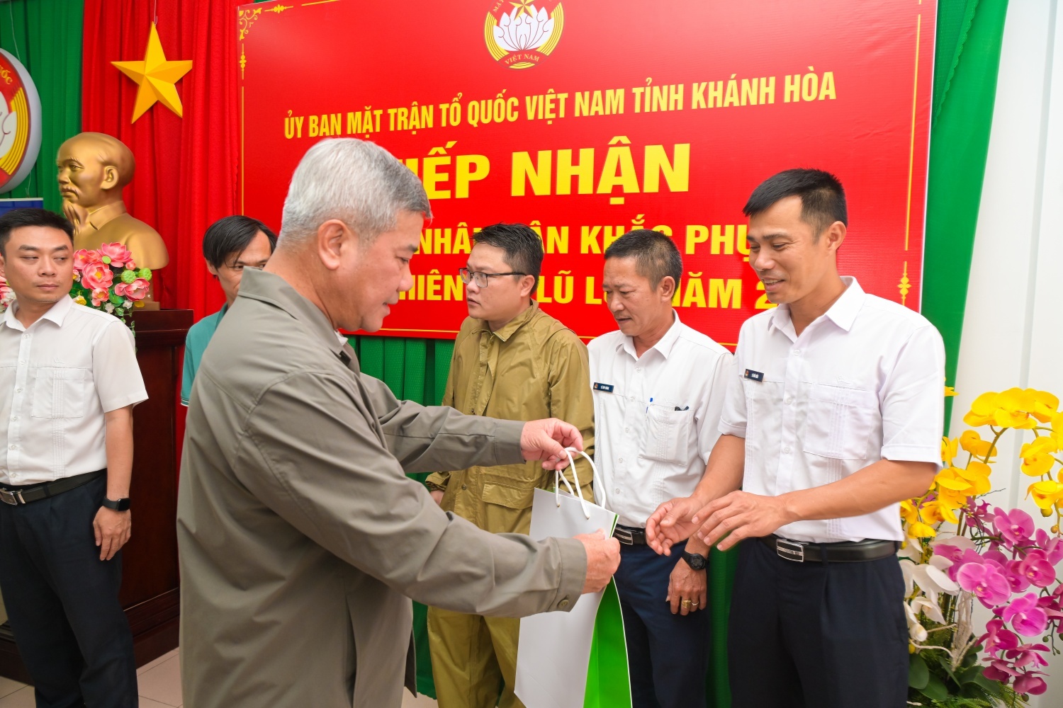 Chuyến hàng nghĩa tình Petrovietnam tiếp sức người dân vùng lũ Gia Lai