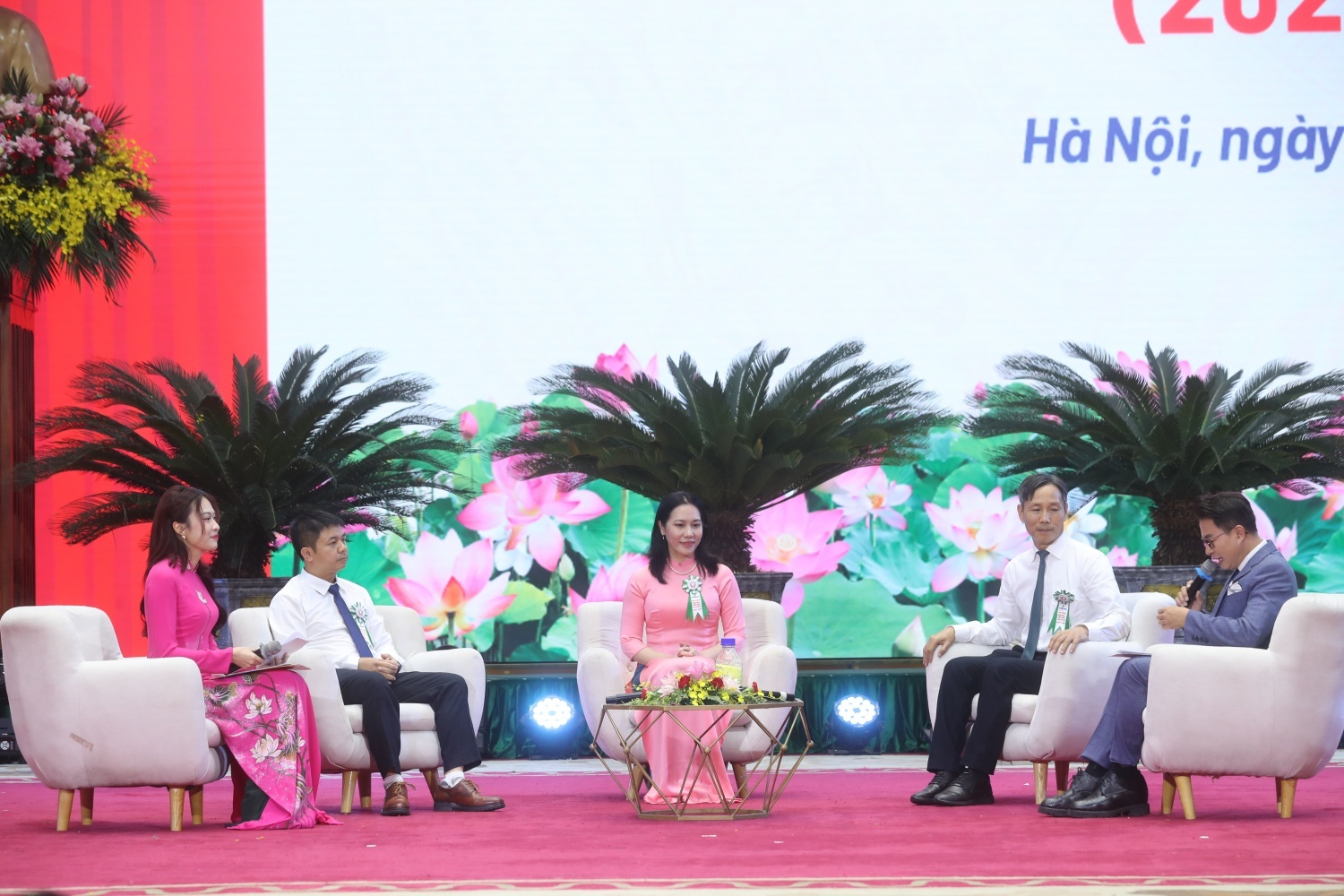 Chị Trương Thị Thu Hà (ngồi giữa) giao lưu, chia sẻ tại Hội nghị điển hình tiên tiến Petrovietnam lần thứ VI, giai đoạn 2025 - 2030 Chị Trương Thị Thu Hà (ngồi giữa) giao lưu, chia sẻ tại Hội nghị điển hình tiên tiến Petrovietnam lần thứ VI, giai đoạn 2025 - 2030