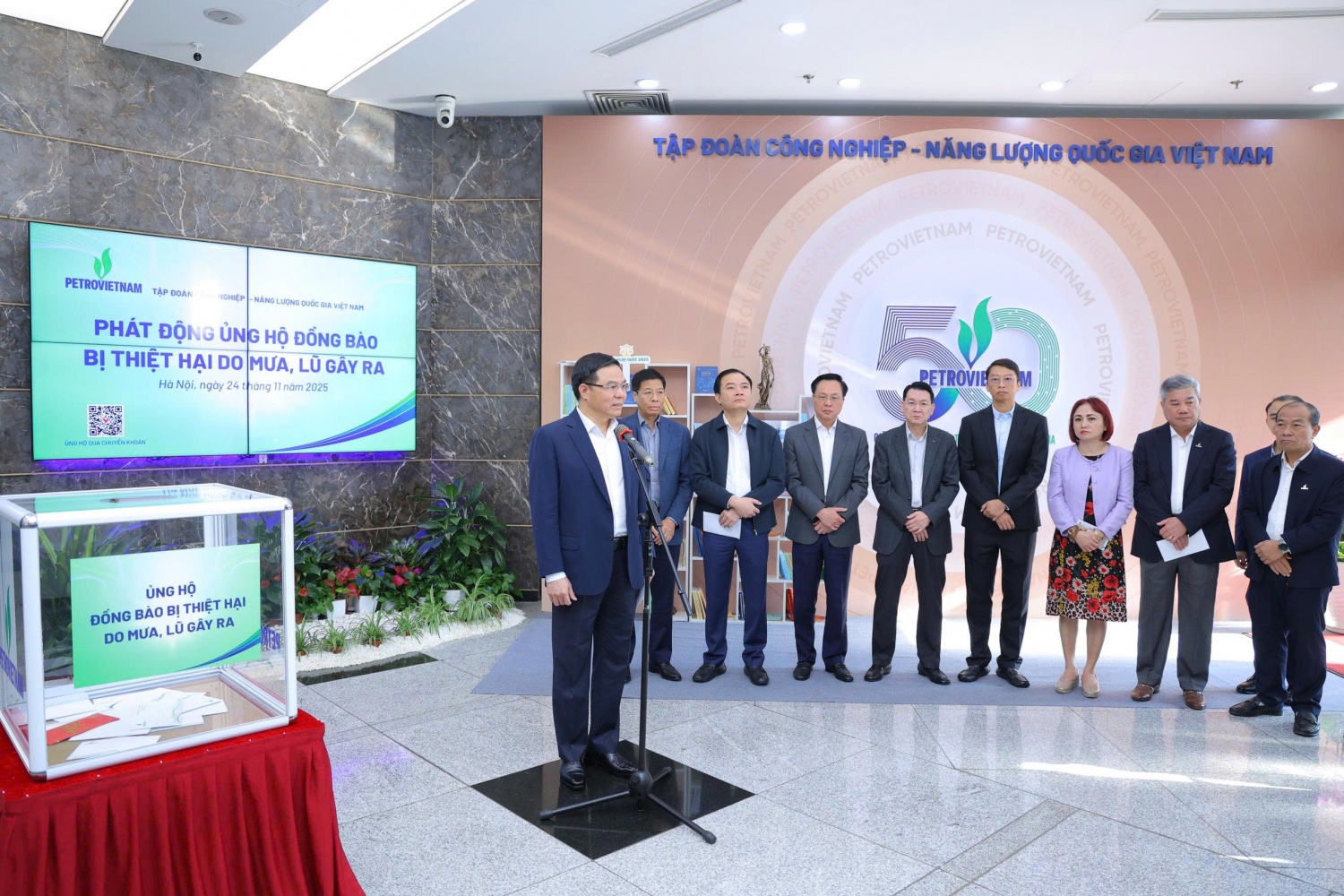 Sáng ngày 24/11, Chủ tịch HĐTV Petrovietnam Lê Mạnh Hùng kêu gọi toàn thể cán bộ, người lao động, các đơn vị, doanh nghiệp trong toàn Tập đoàn chung tay hỗ trợ, đóng góp thiết thực giúp đồng bào vùng thiên tai.