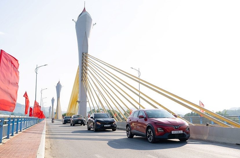 VinFast VF 6 hút khách dịp cuối năm: Giá lăn bánh rẻ hơn A-SUV, chạy cả vạn km với chi phí 0 đồng