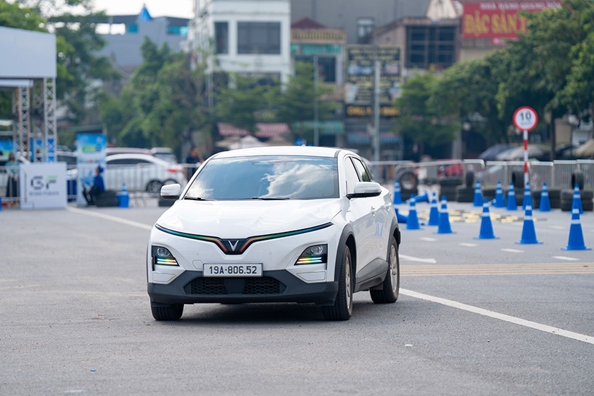 VinFast VF 6 hút khách dịp cuối năm: Giá lăn bánh rẻ hơn A-SUV, chạy cả vạn km với chi phí 0 đồng