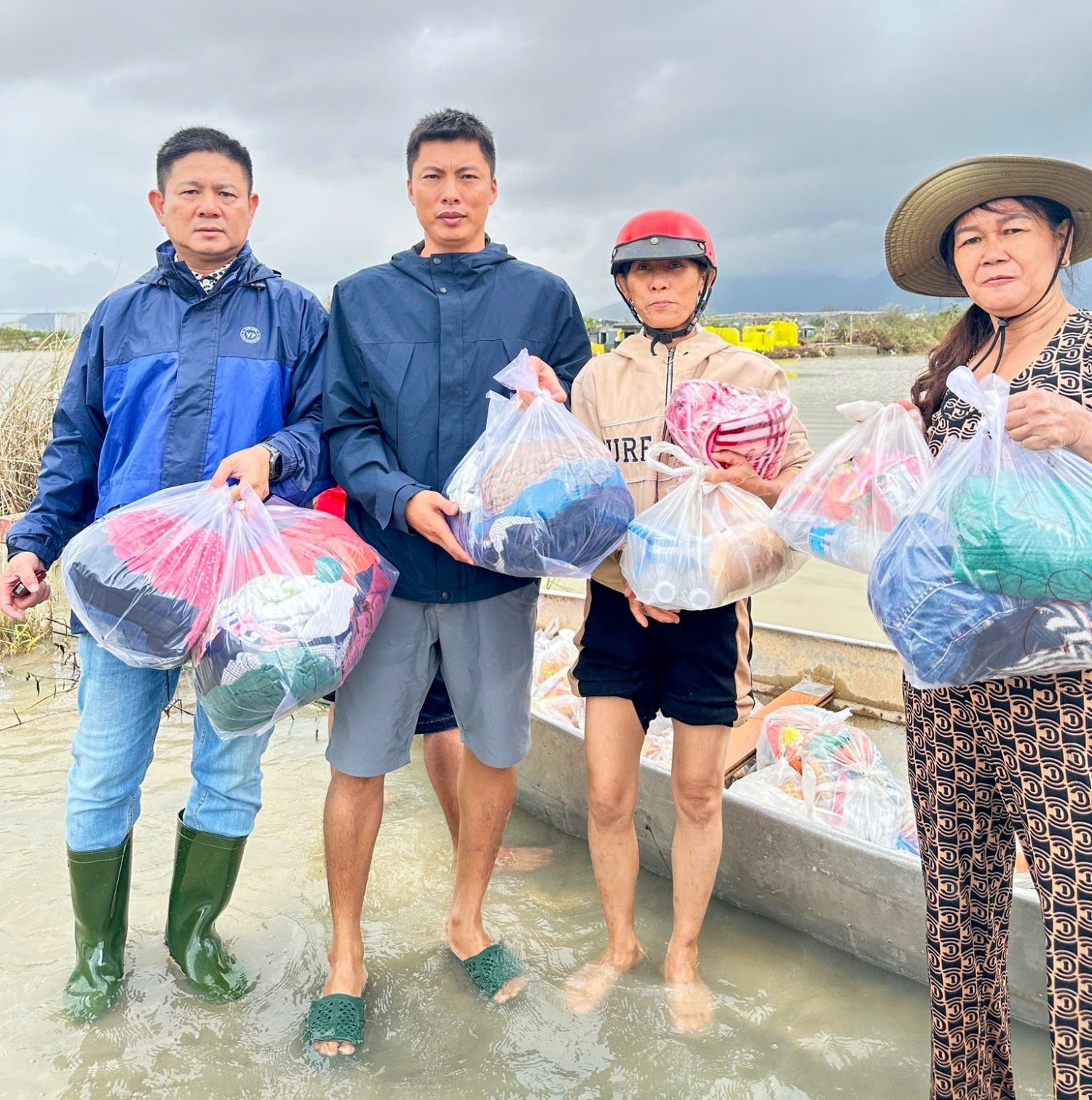 PVFCCo – Phú Mỹ sẻ chia cùng đồng bào vùng lũ miền Trung và Tây Nguyên PVFCCo – Phú Mỹ sẻ chia cùng đồng bào vùng lũ miền Trung và Tây Nguyên