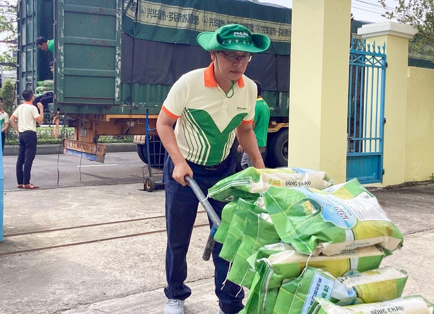 PVFCCo – Phú Mỹ sẻ chia cùng đồng bào vùng lũ miền Trung và Tây Nguyên PVFCCo – Phú Mỹ sẻ chia cùng đồng bào vùng lũ miền Trung và Tây Nguyên