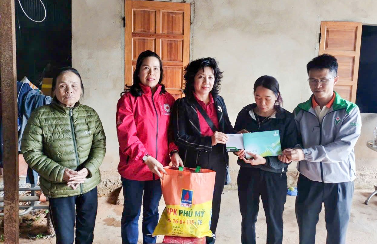 PVFCCo – Phú Mỹ sẻ chia cùng đồng bào vùng lũ miền Trung và Tây Nguyên PVFCCo – Phú Mỹ sẻ chia cùng đồng bào vùng lũ miền Trung và Tây Nguyên