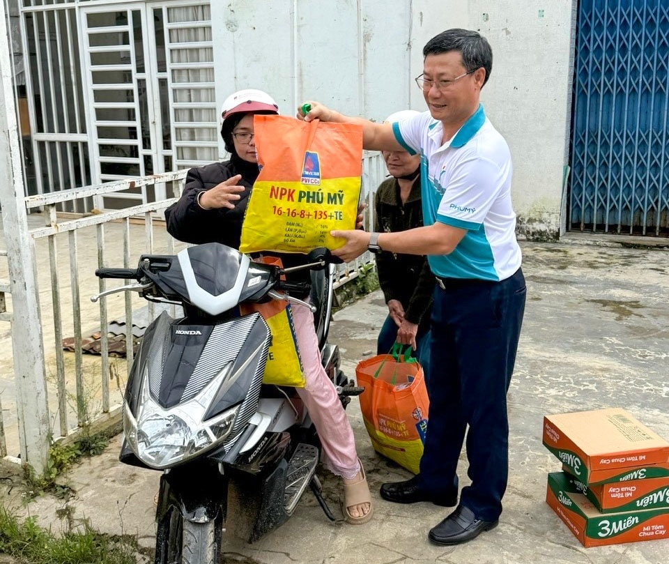 PVFCCo – Phú Mỹ sẻ chia cùng đồng bào vùng lũ miền Trung và Tây Nguyên PVFCCo – Phú Mỹ sẻ chia cùng đồng bào vùng lũ miền Trung và Tây Nguyên