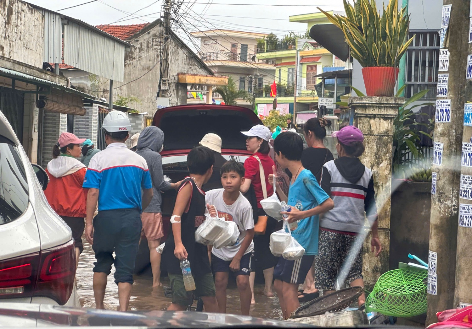 Petrovietnam lan tỏa tinh thần “nghĩa tình – trách nhiệm – sẻ chia” cùng bà con vùng lũ Petrovietnam lan tỏa tinh thần “nghĩa tình – trách nhiệm – sẻ chia” cùng bà con vùng lũ