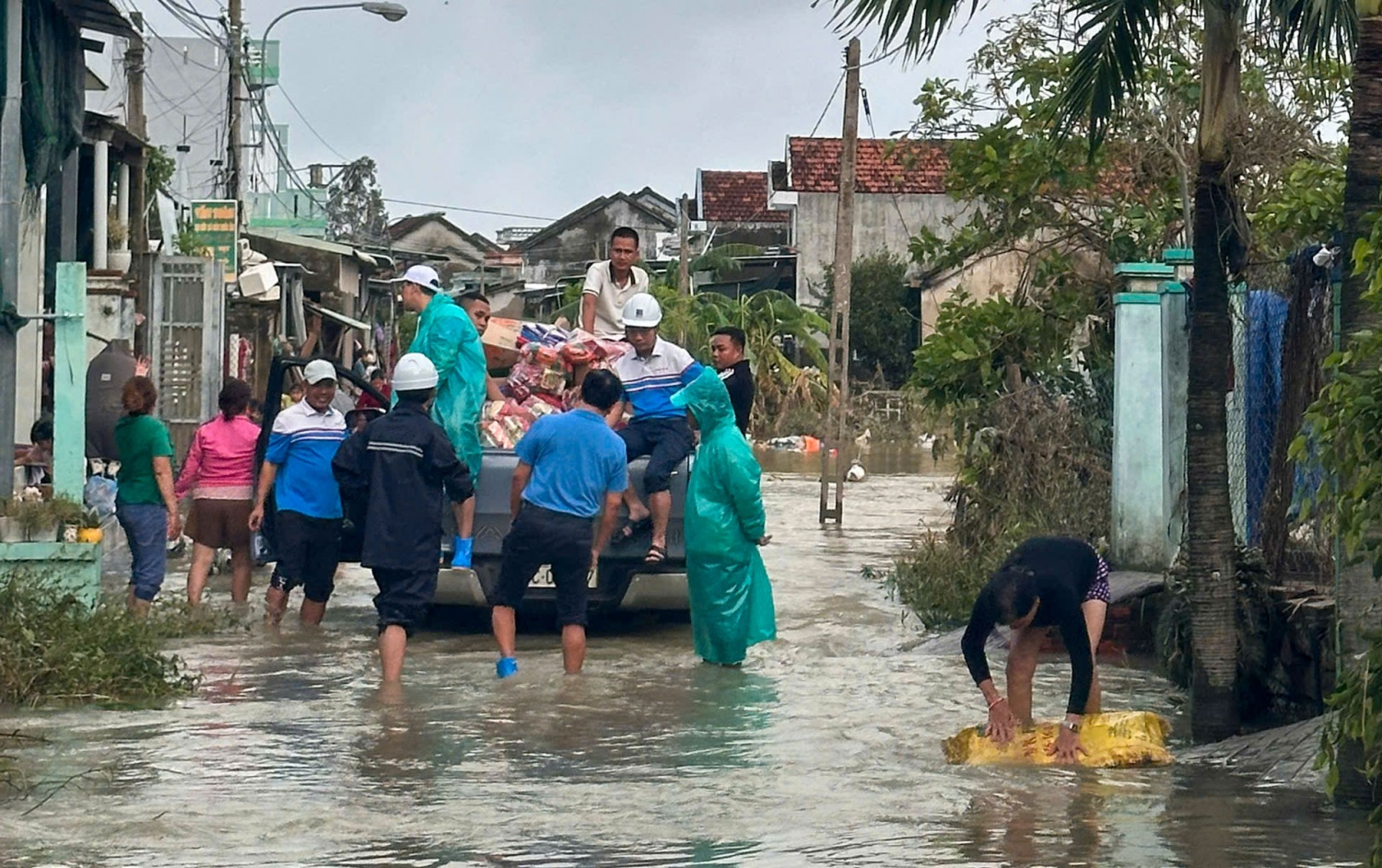 Petrovietnam lan tỏa tinh thần “nghĩa tình – trách nhiệm – sẻ chia” cùng bà con vùng lũ Petrovietnam lan tỏa tinh thần “nghĩa tình – trách nhiệm – sẻ chia” cùng bà con vùng lũ