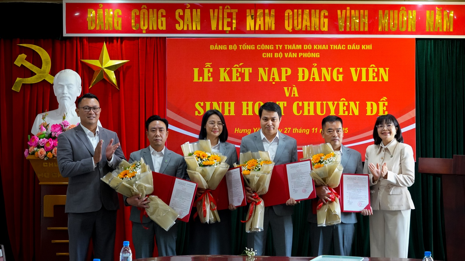 Chi bộ Văn phòng PVEP tổ chức về nguồn và kết nạp đảng viên tại Khu lưu niệm Công trình Dầu khí