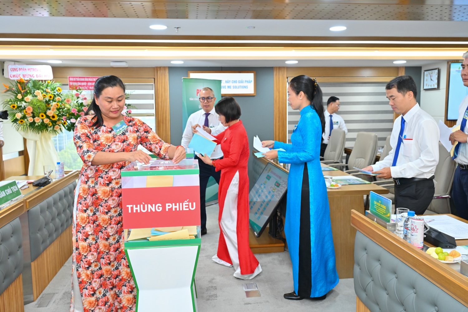 Đại biểu bỏ phiếu bầu Ban Chấp hành Công đoàn Tổng công ty khóa V Đại biểu bỏ phiếu bầu Ban Chấp hành Công đoàn Tổng công ty khóa V