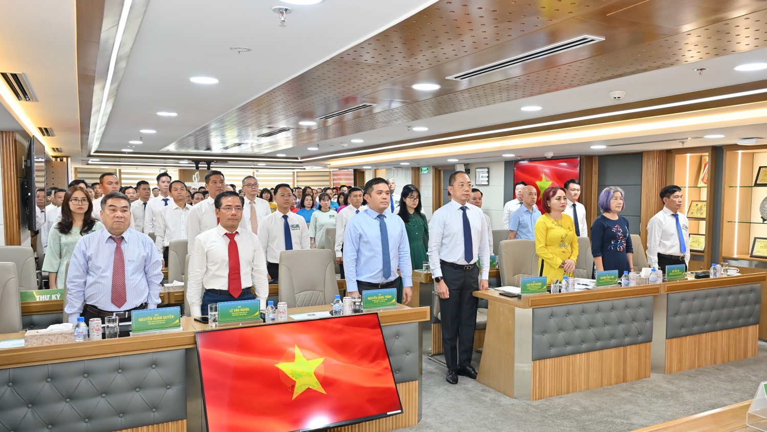 Đại biểu thực hiện nghi lễ chào cờ Đại biểu thực hiện nghi lễ chào cờ