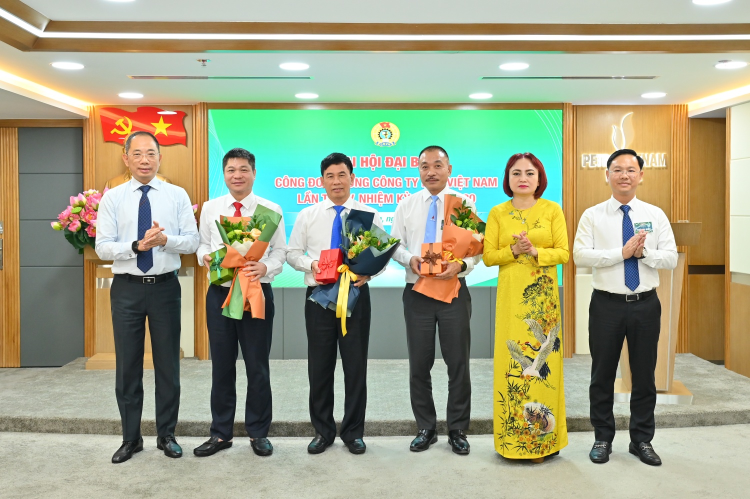 Đ/c Nghiêm Thùy Lan – Chủ tịch Công đoàn Petrovietnam và đ/c Cao Hoài Dương – Bí thư Đảng ủy, Chủ tịch HĐQT Tổng công ty tặng hoa tri ân đ/c Đoàn Duy Công – Chủ tịch Công đoàn Tổng công ty khóa IV và các đồng chí không tham gia Ban Chấp hành Công đoàn khóa V đã hoàn thành xuất sắc nhiệm vụ công tác Đ/c Nghiêm Thùy Lan – Chủ tịch Công đoàn Petrovietnam và đ/c Cao Hoài Dương – Bí thư Đảng ủy, Chủ tịch HĐQT Tổng công ty tặng hoa tri ân đ/c Đoàn Duy Công – Chủ tịch Công đoàn Tổng công ty khóa IV và các đồng chí không tham gia Ban Chấp hành Công đoàn khóa V đã hoàn thành xuất sắc nhiệm vụ công tác