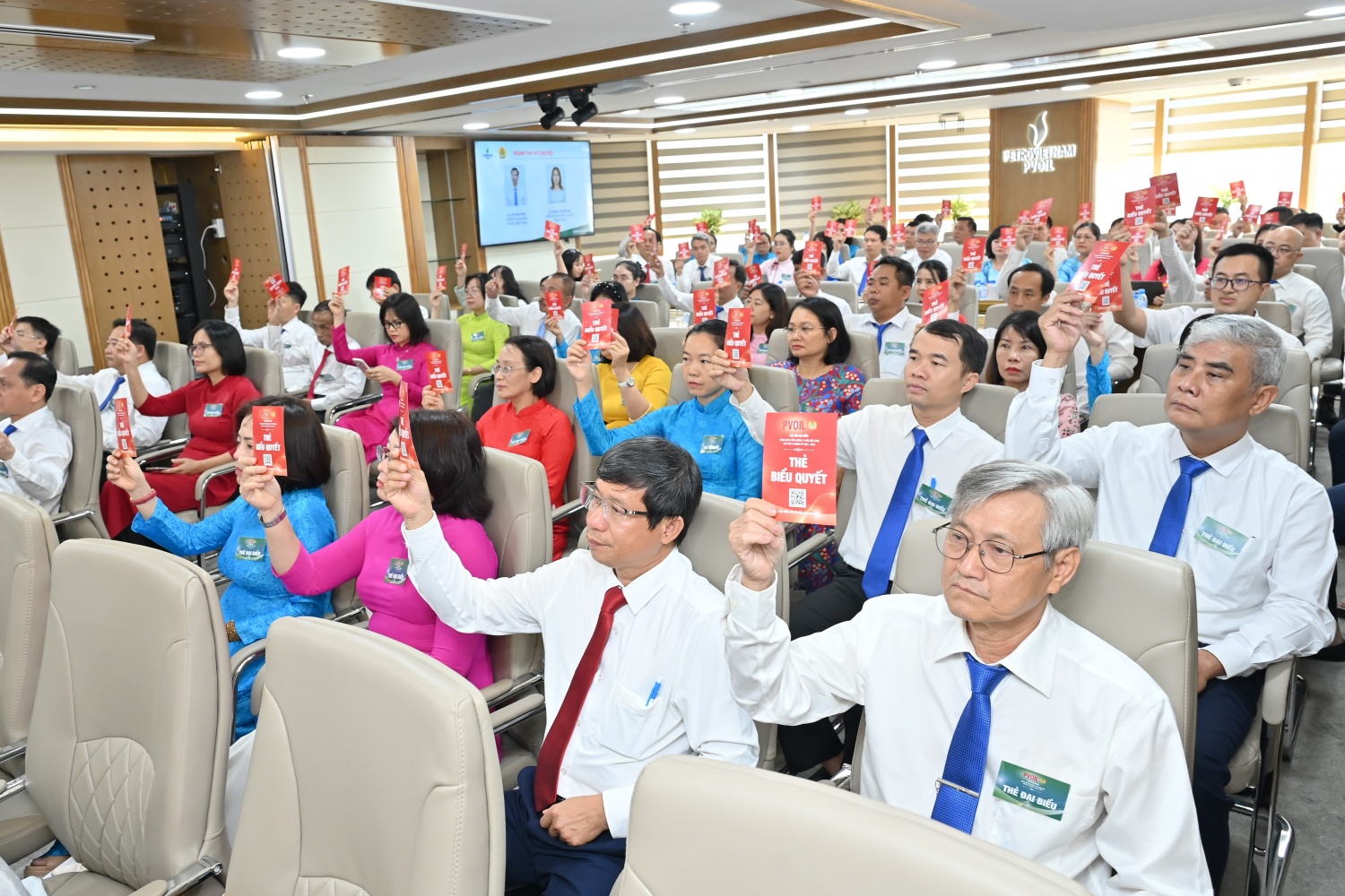 Đại biểu thực hiện biểu quyết các nội dung tại Đại hội Đại biểu thực hiện biểu quyết các nội dung tại Đại hội