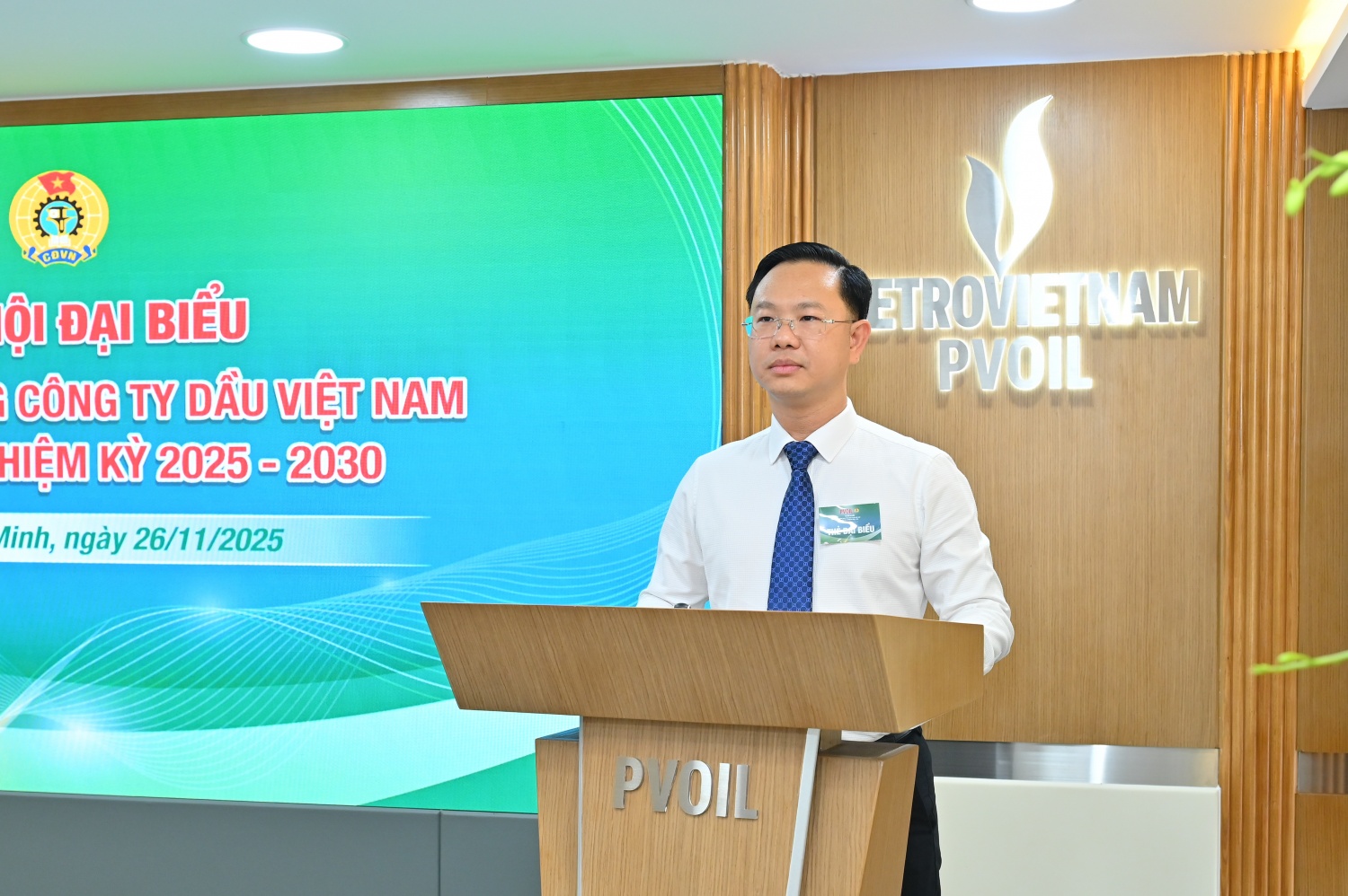 Đ/c Mai Xuân Hải – Phó Chủ tịch Công đoàn Tổng công ty khóa IV trình bày báo cáo tại Đại hội Đ/c Mai Xuân Hải – Phó Chủ tịch Công đoàn Tổng công ty khóa IV trình bày báo cáo tại Đại hội