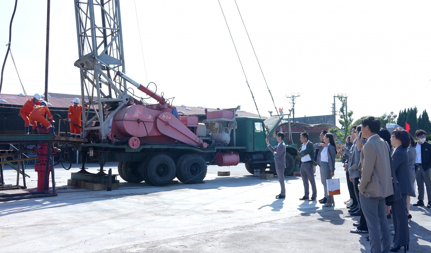 Chi bộ Văn phòng PVEP tổ chức về nguồn và kết nạp đảng viên tại Khu lưu niệm Công trình Dầu khí