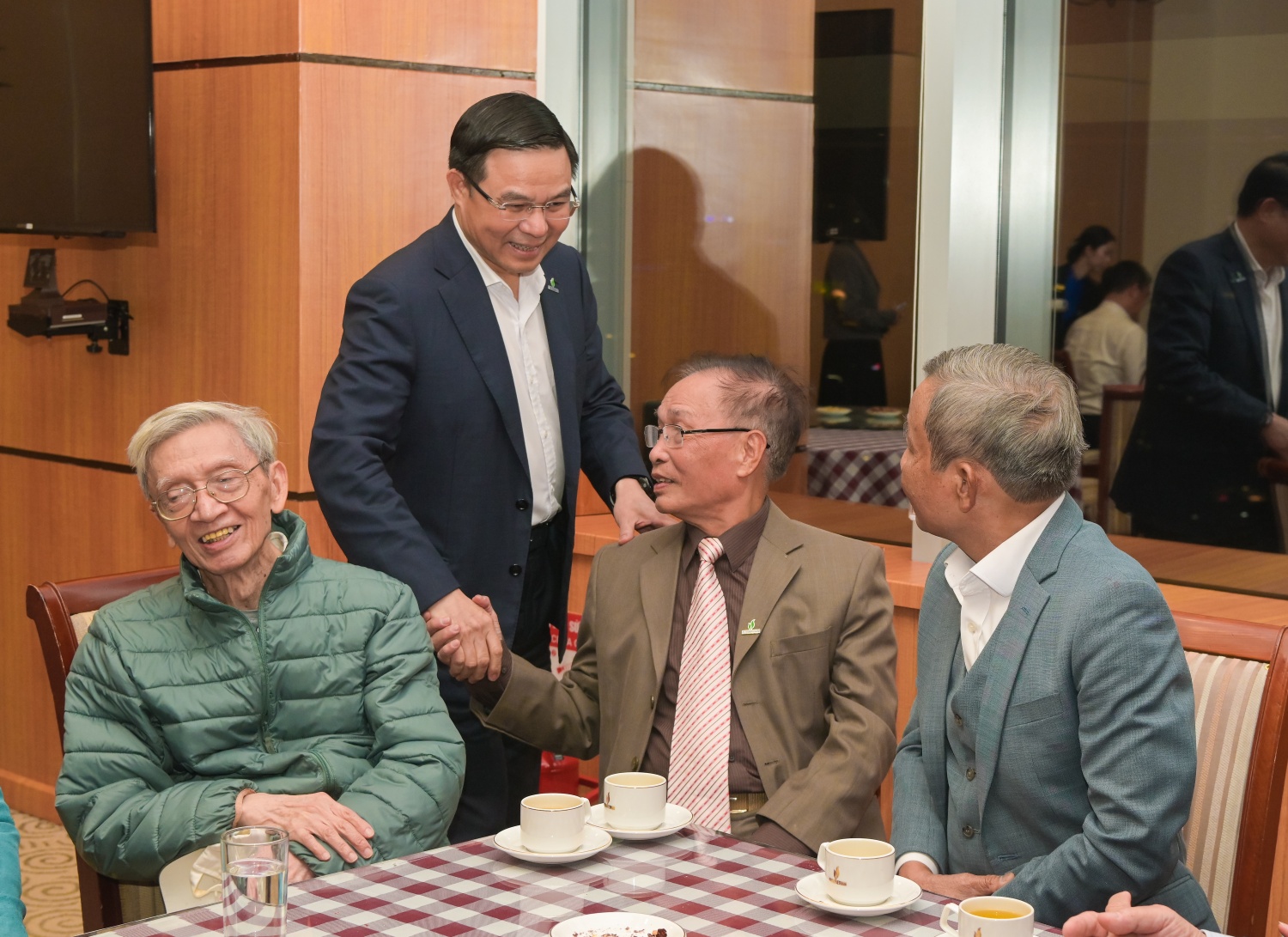 Petrovietnam tri ân cán bộ lãnh đạo qua các thời kỳ nhân kỷ niệm Ngày truyền thống ngành Dầu khí Việt Nam Petrovietnam tri ân cán bộ lãnh đạo qua các thời kỳ nhân kỷ niệm Ngày truyền thống ngành Dầu khí Việt Nam