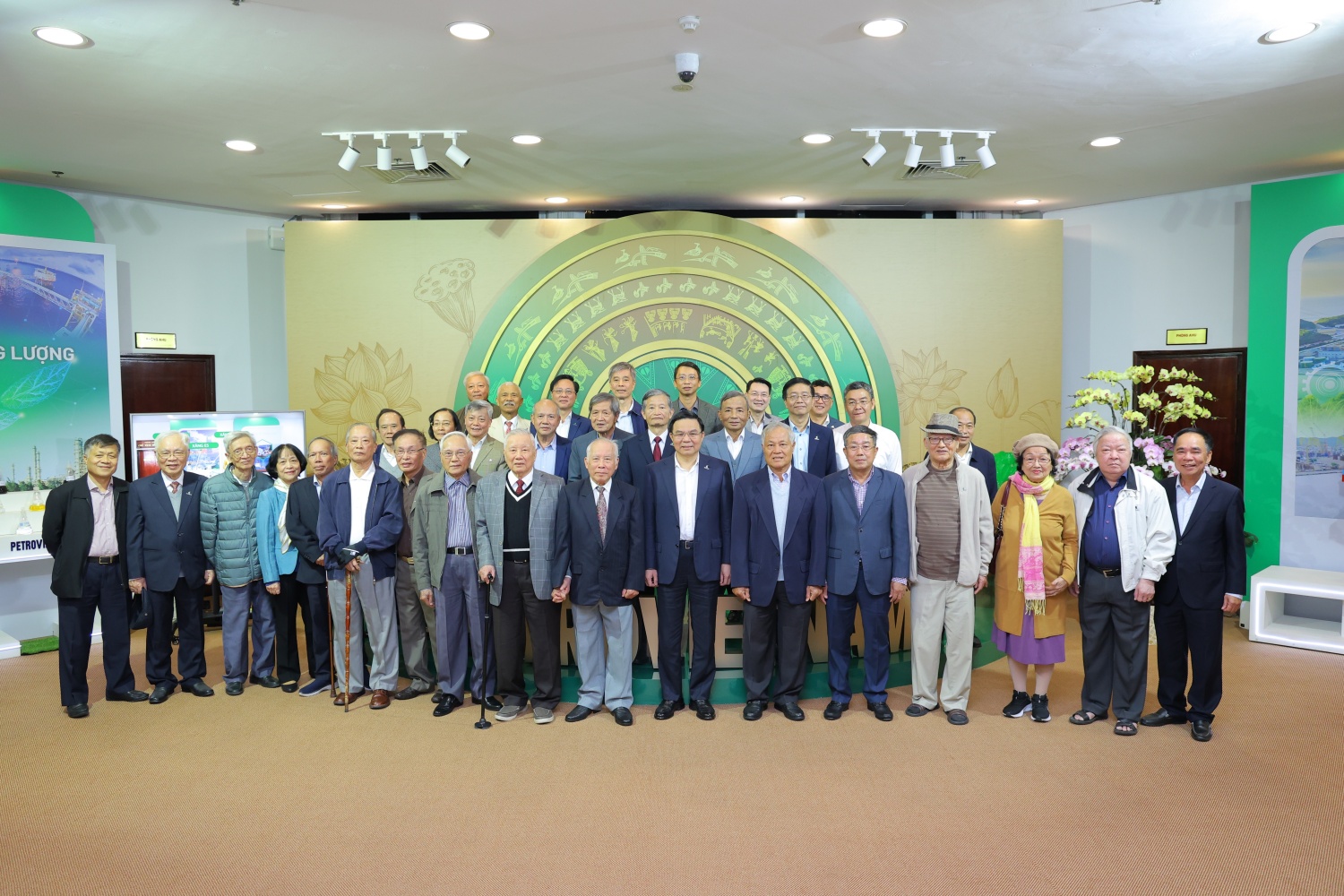 Petrovietnam tri ân cán bộ lãnh đạo qua các thời kỳ nhân kỷ niệm Ngày truyền thống ngành Dầu khí Việt Nam Petrovietnam tri ân cán bộ lãnh đạo qua các thời kỳ nhân kỷ niệm Ngày truyền thống ngành Dầu khí Việt Nam