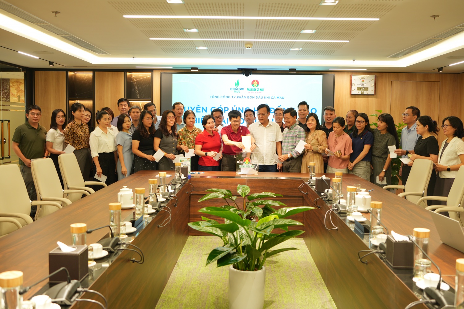 PVCFC tổ chức quyên góp ủng hộ đồng bào miền Trung bị thiệt hại do mưa lũ PVCFC tổ chức quyên góp ủng hộ đồng bào miền Trung, Tây Nguyên bị thiệt hại do mưa lũ