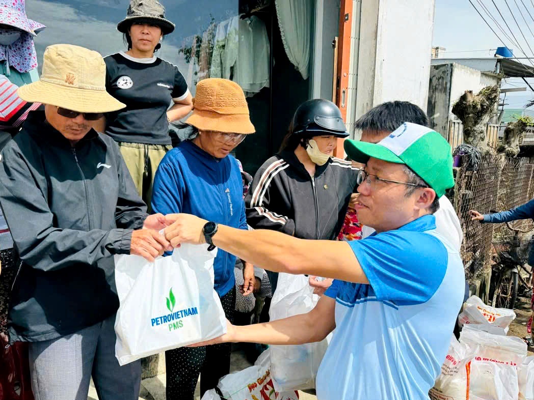 Ông Võ Ngọc Tuyên - Phó Giám đốc PMS trao quà hỗ trợ người dân Ông Võ Ngọc Tuyên - Phó Giám đốc PMS trao quà hỗ trợ người dân