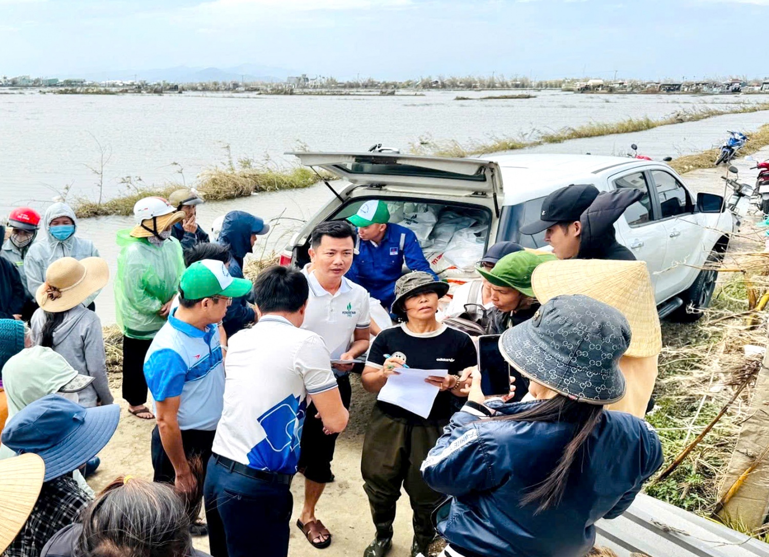 Người lao động PMS trao quà hỗ trợ cho bà con tại xã Tuy Phước Đông, tỉnh Gia Lai Người lao động PMS trao quà hỗ trợ cho bà con tại xã Tuy Phước Đông, tỉnh Gia Lai