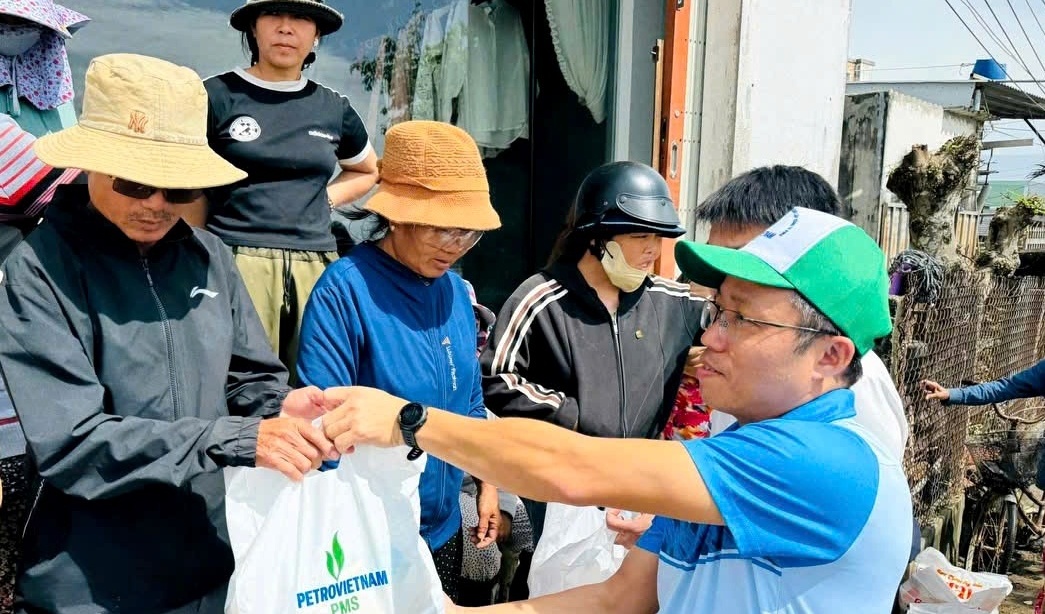 Người lao động PMS trao 100 phần quà hỗ trợ đồng bào vùng lũ