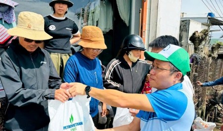 Người lao động PMS trao 100 phần quà hỗ trợ đồng bào vùng lũ