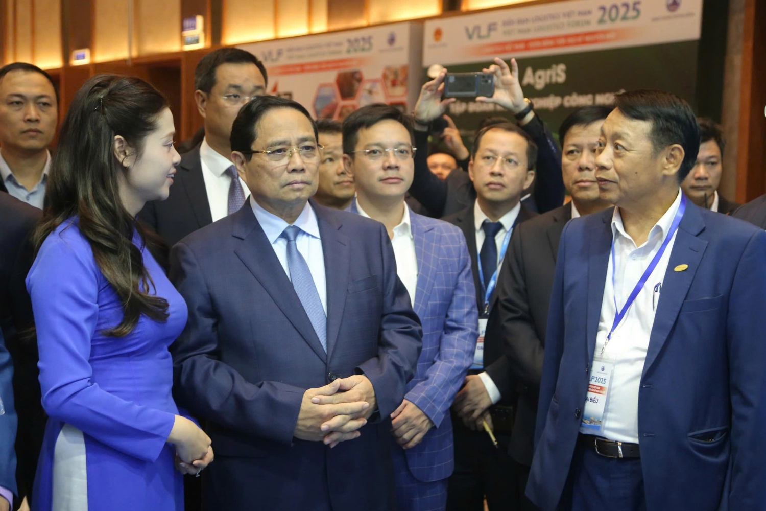 Thủ tướng Phạm Minh Chính nghe các đại biểu báo cáo, trình bày các ý kiến, quan điểm để phát triển ngành logistics Việt Nam Thủ tướng Phạm Minh Chính nghe các đại biểu báo cáo, trình bày các ý kiến, quan điểm để phát triển ngành logistics Việt Nam