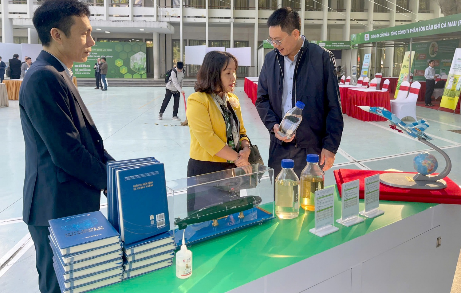 Ông Mai Tuấn Đạt - Phó Tổng Giám đốc BSR (bên phải) giới thiệu về các sản phẩm với các đại biểu, khách tham quan tại gian hàng triển lãm của BSR