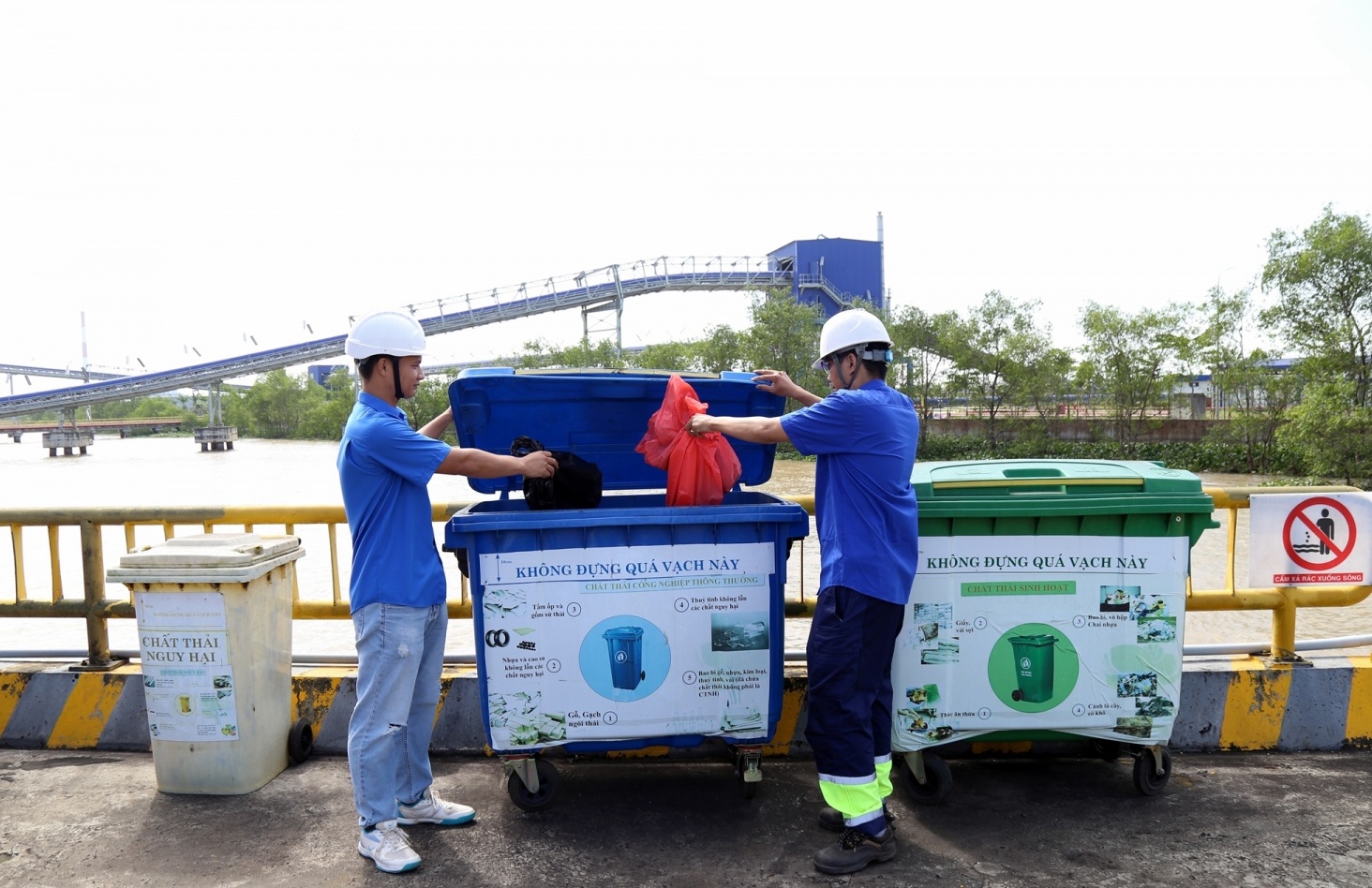 Tuổi trẻ NMNĐ Sông Hậu 1 ra quân vệ sinh khuôn viên chào mừng hoàn thành trung tu Tổ máy S1, S2 năm 2025