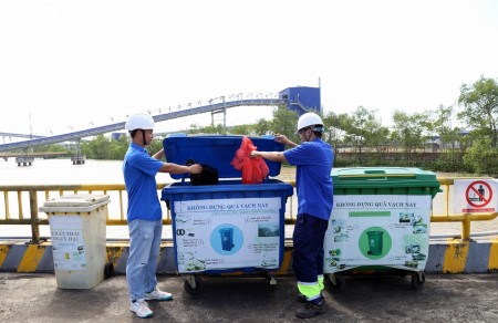 Tuổi trẻ NMNĐ Sông Hậu 1 ra quân vệ sinh khuôn viên chào mừng hoàn thành trung tu Tổ máy S1, S2 năm 2025