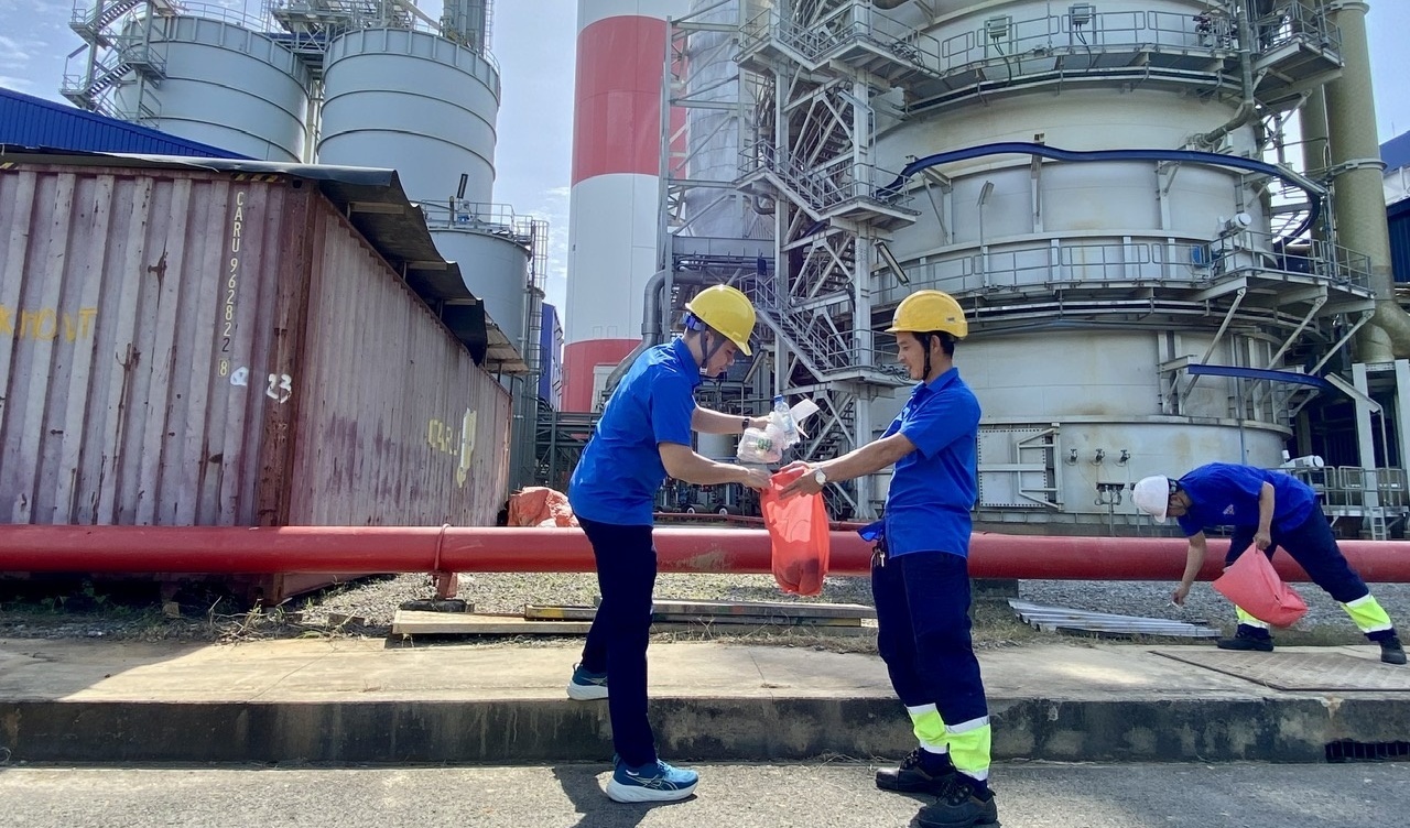 [VIDEO] Tuổi trẻ NMNĐ Sông Hậu 1 ra quân vệ sinh khuôn viên chào mừng hoàn thành trung tu Tổ máy S1, S2 năm 2025