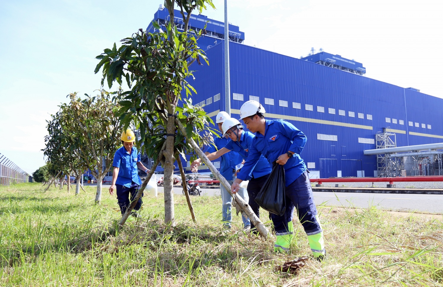 Tuổi trẻ NMNĐ Sông Hậu 1 ra quân vệ sinh khuôn viên chào mừng hoàn thành trung tu Tổ máy S1, S2 năm 2025