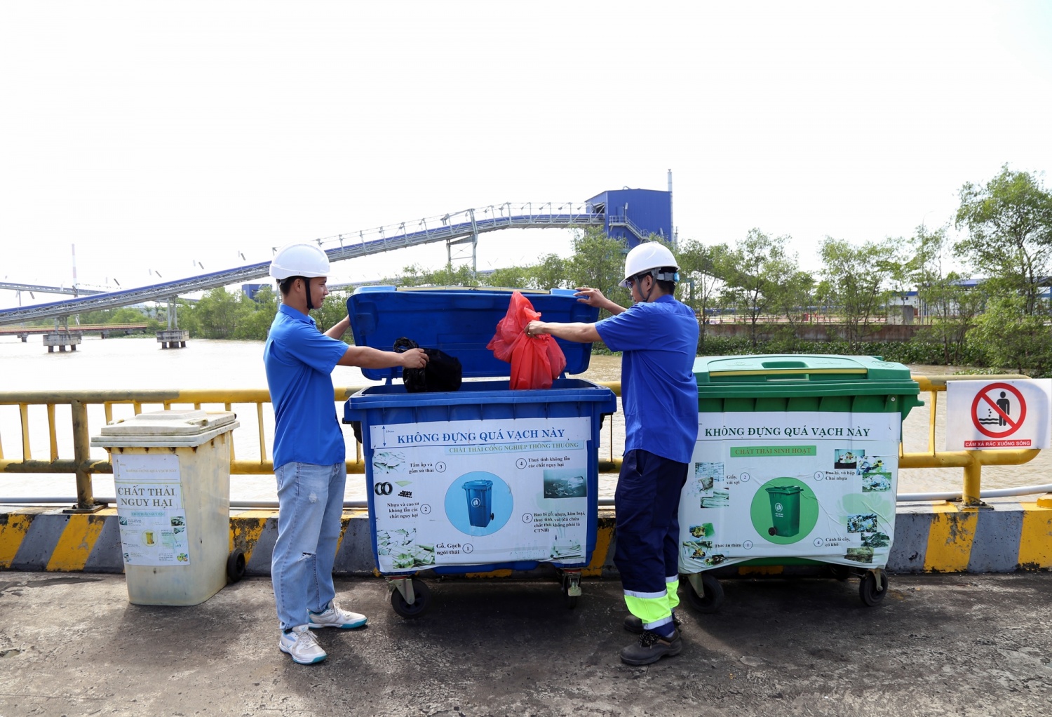 Tuổi trẻ NMNĐ Sông Hậu 1 ra quân vệ sinh khuôn viên chào mừng hoàn thành trung tu Tổ máy S1, S2 năm 2025