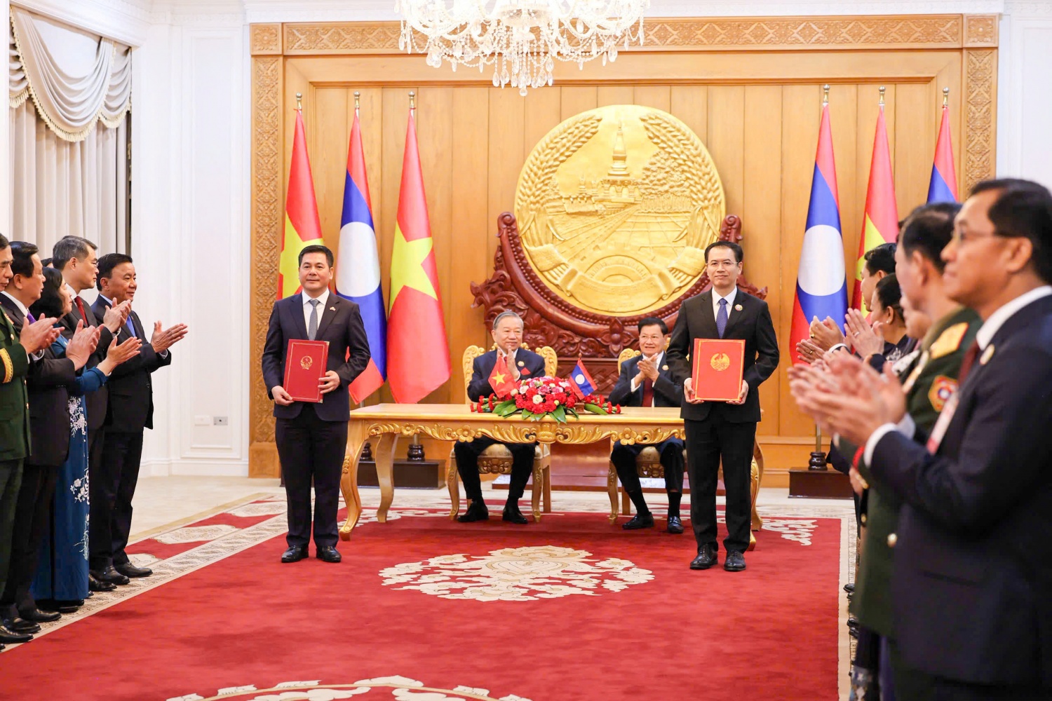 Việt Nam - Lào ký kết hợp tác phát triển chuỗi công nghiệp và năng lượng