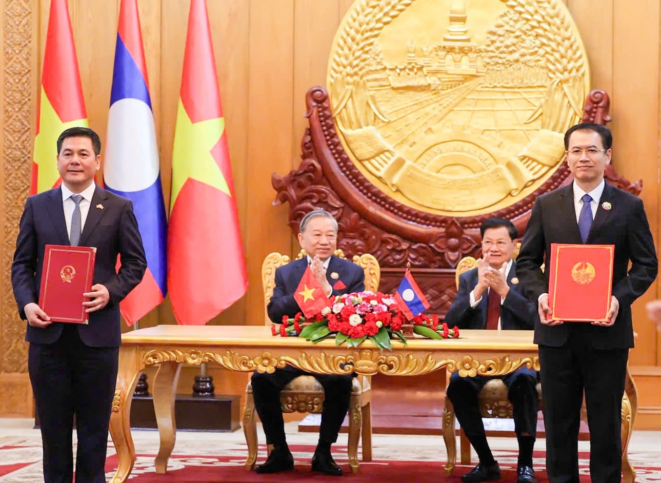 Việt Nam - Lào ký kết hợp tác phát triển chuỗi công nghiệp và năng lượng