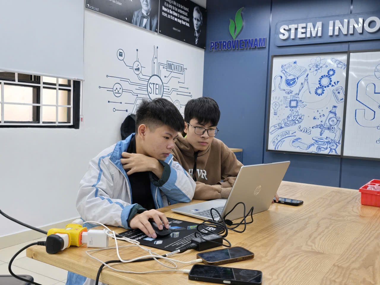 Tâm sự của thầy giáo nhiều năm gắn bó với Robotics gửi kỳ vọng vào STEM Innovation Petrovietnam Tâm sự của thầy giáo nhiều năm gắn bó với Robotics gửi kỳ vọng vào STEM Innovation Petrovietnam