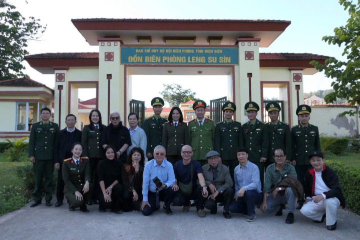 Những “tấm lòng vàng” lại đến Tây Bắc oàn công tác đến thăm đồn biên phòng Leng Su Sìn ( tỉnh Điện Biên)
