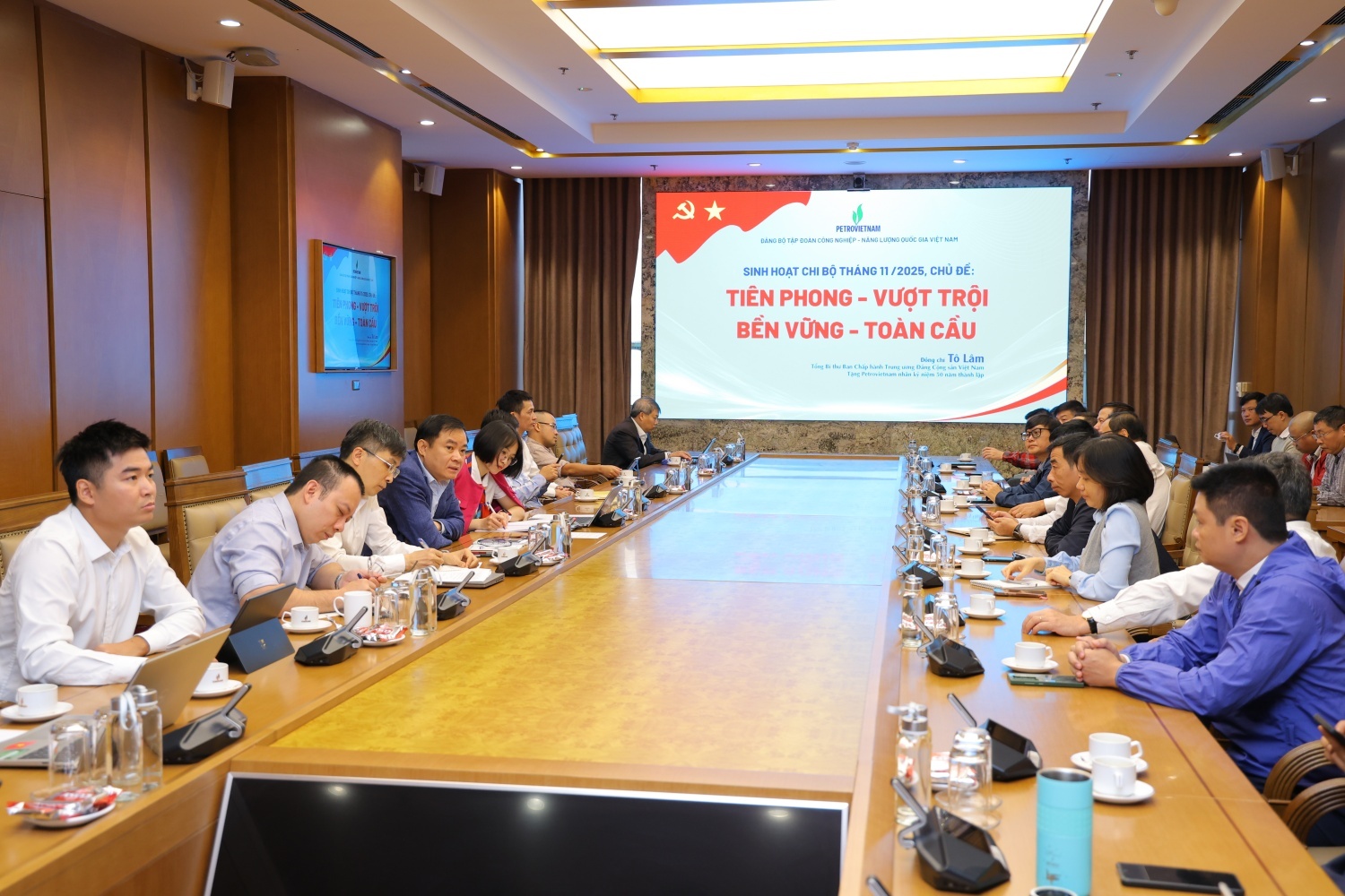 Quán triệt tinh thần “Về đích sớm”, củng cố nền tảng chiến lược cho giai đoạn phát triển mới Quán triệt tinh thần “Về đích sớm”, củng cố nền tảng chiến lược cho giai đoạn phát triển mới