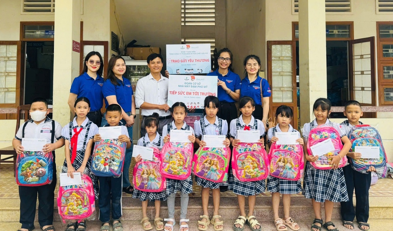Tuổi trẻ PVFCCo - Phú Mỹ: Trao gửi yêu thương, tiếp sức em đến trường