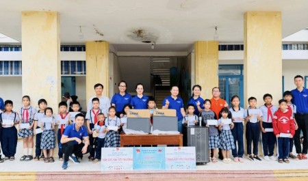 Tuổi trẻ Vietsovpetro hướng về vùng lũ Gia Lai với chương trình “Tiếp bước đến trường”