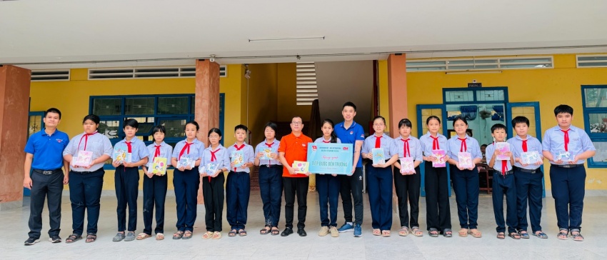 Tuổi trẻ Vietsovpetro hướng về vùng lũ Gia Lai với chương trình “Tiếp bước đến trường”