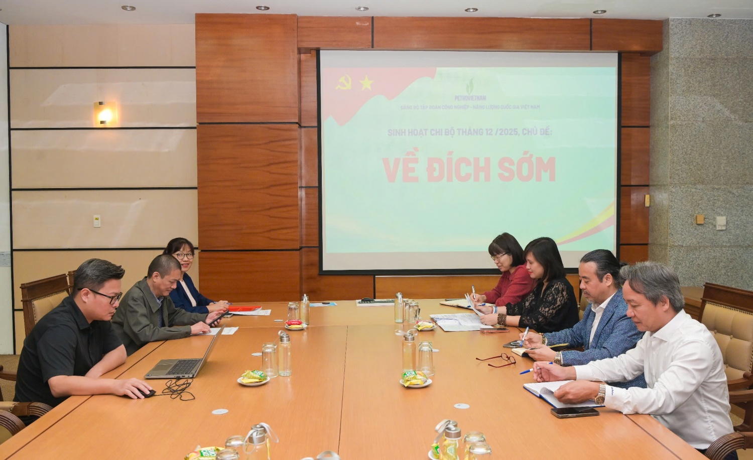 [Chùm ảnh] Đảng bộ BMQL&amp;ĐH Petrovietnam quán triệt tinh thần “Về đích sớm”, hoàn thành xuất sắc nhiệm vụ cả năm 2025