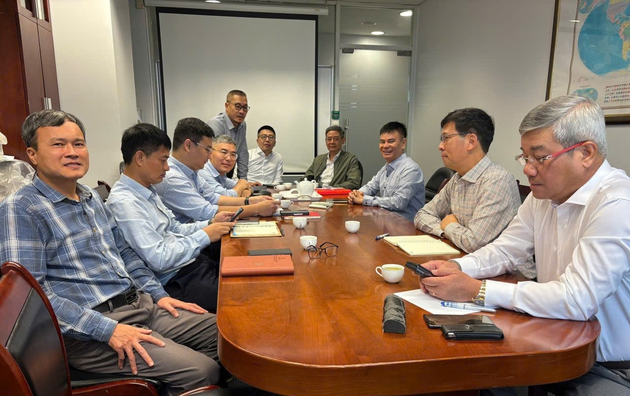 Đồng chí Đỗ Chí Thanh - Ủy viên Ban Thường vụ Đảng ủy, Phó Tổng Giám đốc Petrovietnam sinh hoạt tại Chi bộ Quản lý Đầu tư, thuộc Đảng bộ Ban Kinh tế Đầu tư. Tại buổi sinh hoạt, cùng với các nội dung triển khai, các đảng viên kiểm tra, theo dõi các nội dung trên Sổ tay đảng viên điện tử. Đồng chí Đỗ Chí Thanh - Ủy viên Ban Thường vụ Đảng ủy, Phó Tổng Giám đốc Petrovietnam sinh hoạt tại Chi bộ Quản lý Đầu tư, thuộc Đảng bộ Ban Kinh tế Đầu tư. Tại buổi sinh hoạt, cùng với các nội dung triển khai, các đảng viên kiểm tra, theo dõi các nội dun