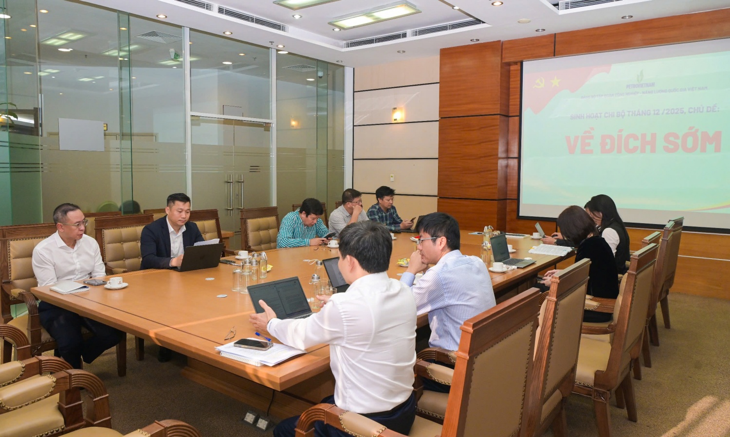 Đồng chí Trần Bình Minh - Ủy viên Ban Thường vụ Đảng ủy, Thành viên Hội đồng thành viên Tập đoàn sinh hoạt chi bộ tại Chi bộ Ban KHCN&CĐS Đồng chí Trần Bình Minh - Ủy viên Ban Thường vụ Đảng ủy, Thành viên Hội đồng thành viên Tập đoàn sinh hoạt chi bộ tại Chi bộ Ban KHCN&CĐS