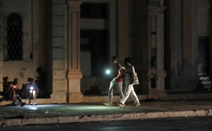 Cuba chìm trong bóng tối sau sự cố lưới điện