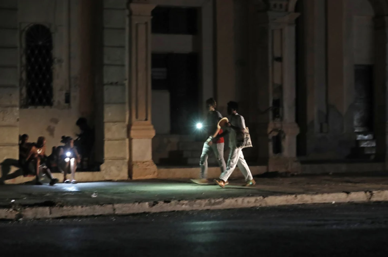 Cuba chìm trong bóng tối sau sự cố lưới điện