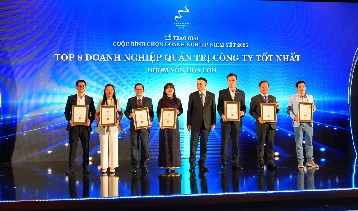 Phân bón Cà Mau lọt Top 8 doanh nghiệp quản trị tốt nhất, giành giải Nhất phát triển bền vững 2025 Phân bón Cà Mau lọt Top 8 doanh nghiệp quản trị tốt nhất, giành giải Nhất phát triển bền vững 2025