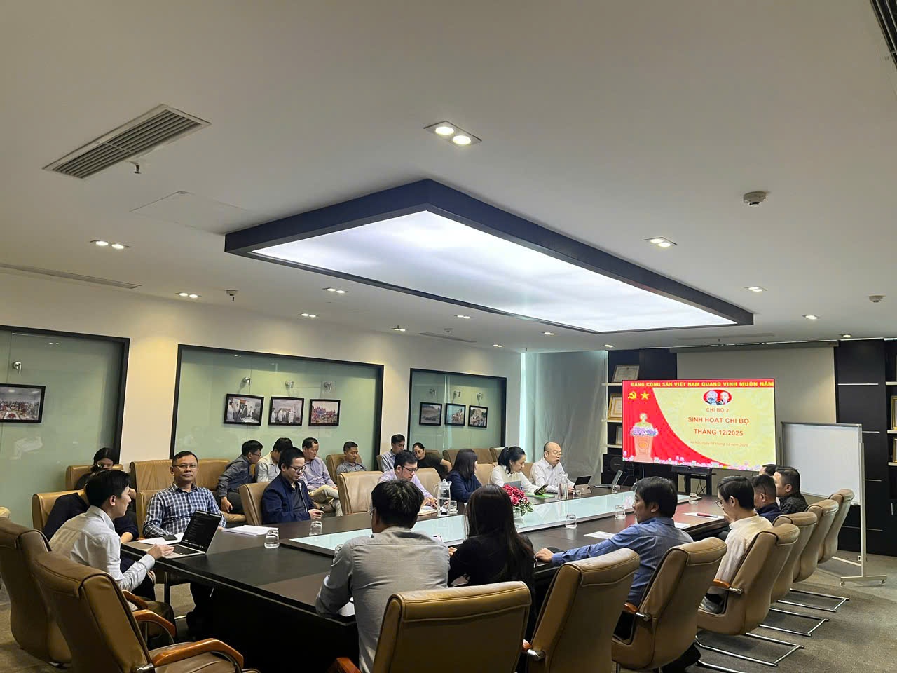 Đảng bộ Nghiên cứu Khoa học và Đào tạo thi đua 