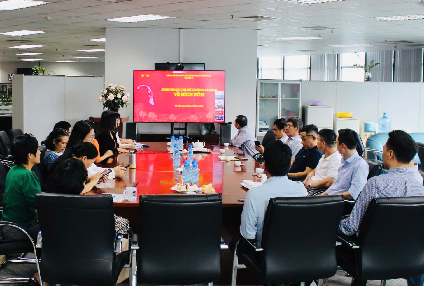 Đảng bộ Nghiên cứu Khoa học và Đào tạo thi đua 